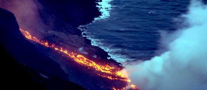 Lo Stromboli dà spettacolo: le colate di lava dalla nuova bocca arrivano al mare