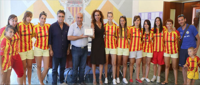 Wanda Ferro consegna una targa alle campionesse d'italia del catanzaro Beach Soccer