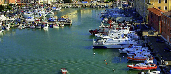 Livorno, ripescato cadavere in abiti da sacerdote nella Darsena Vecchia