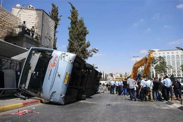 Escavatore ribalta autobus a Gerusalemme: 1 israeliano morto e 5 feriti il bilancio