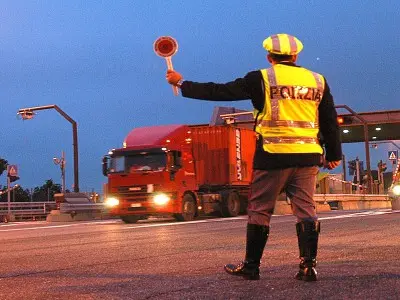 Cortina, fermato tir pieno d'angurie: trasportava tra minorenni immigrati nel frigo del camion