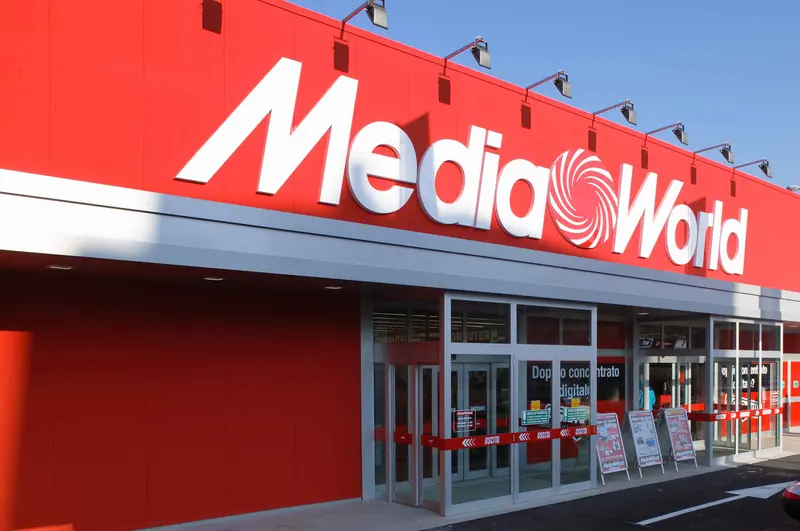 Marcon, lanciano un Bmw contro la vetrina di Mediaworld e rubano smartphone