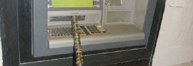 Scassinano bancomat dell'ufficio postale: scoperti dai carabinieri