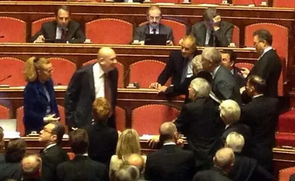 Senato da vergogna: in Aula insulti e feriti. Grasso fa appello alla polizia