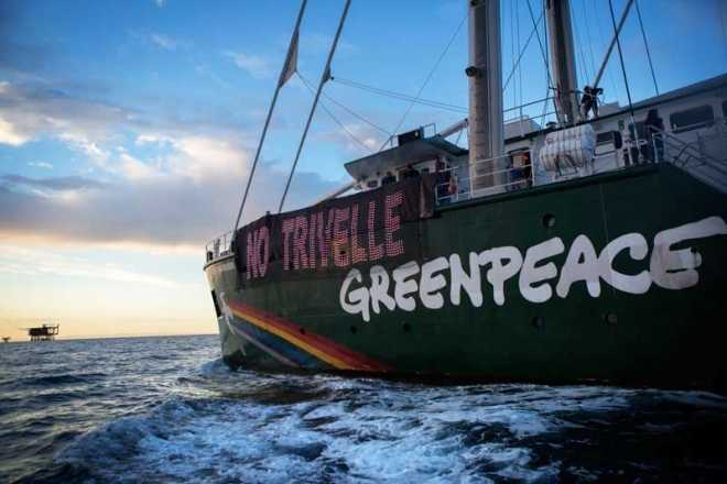 Protesta Greenpeace in mare con gli striscioni: no a Rospo Mare