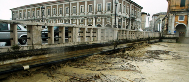 Maltempo, allarme nella notte a Senigallia: evacuate abitazioni