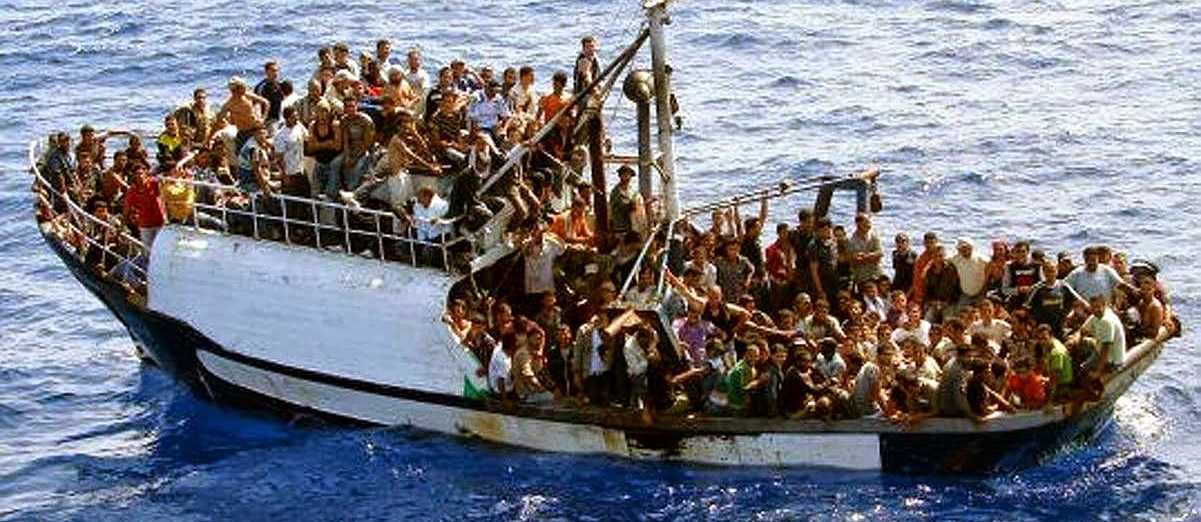 Immigrati, ennesimo naufragio: barcone affonda a largo della Libia, almeno 20 morti e dispersi
