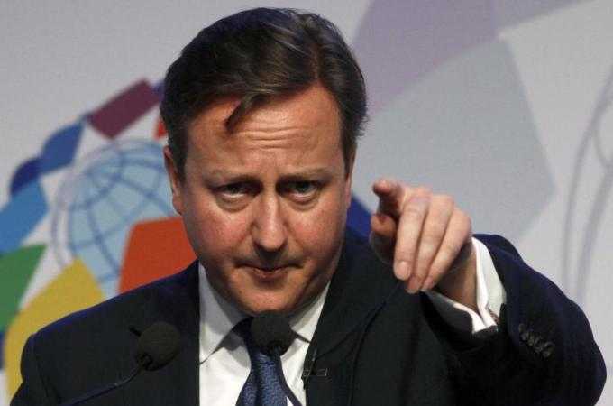 UK, Cameron taglia i benefici ai migranti europei