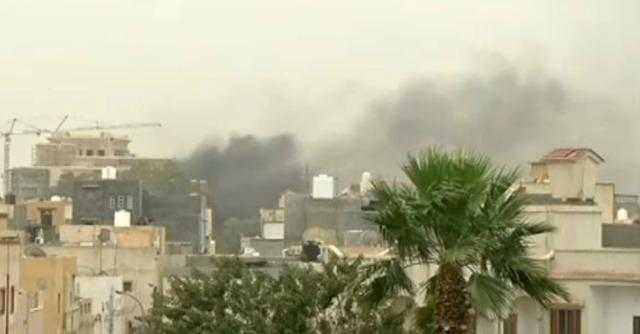 Libia in fiamme: circa 60 morti, mentre 100 italiani lasciano il paese 'sotto protezione'