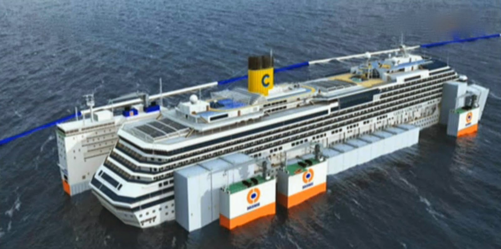 Costa Concordia arrivata a Genova all'alba: il vento rallenta l'ingresso nel porto