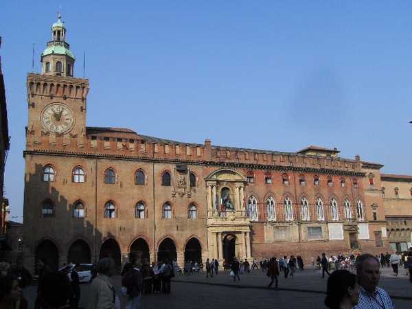 Bologna, il Comune taglia un terzo delle spese per le consulenze