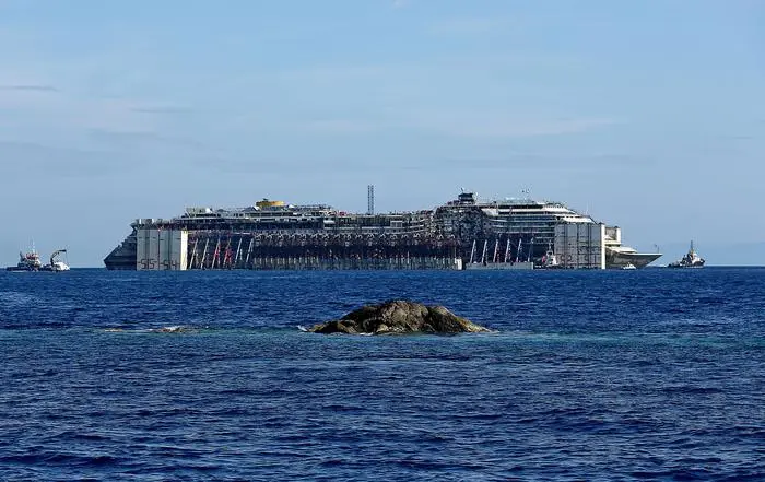 L'ultimo viaggio della Concordia: raggiungerà Genova all'alba di domani