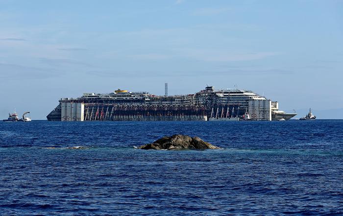 L'ultimo viaggio della Concordia: raggiungerà Genova all'alba di domani