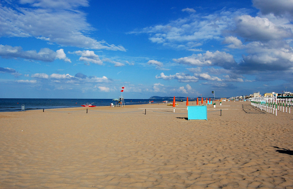 Riccione risponde al "meteo-terrorismo": le previsioni se le fa in casa