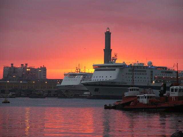 Genova si prepara all'arrivo della Costa Concordia: apertura straordinaria della Lanterna