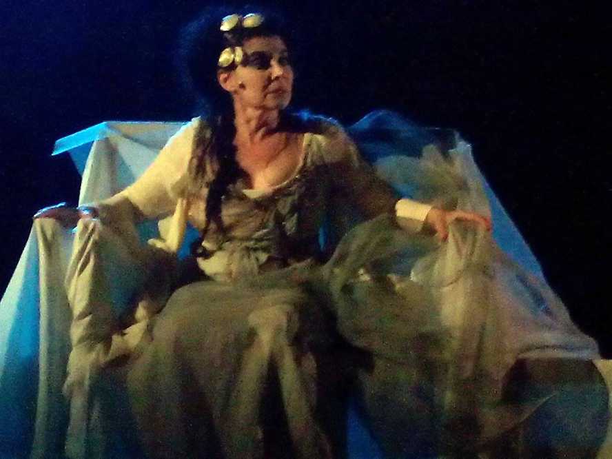 Mariangela D'Abbraccio è "Elena" da Ghiannis Ritsos,in scena a Villa Imperiale Pausilypon
