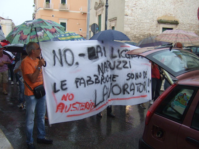 Gli operai Natuzzi scendono in strada contro l'Accordo di Programma