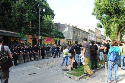 Tensione per lo sgombro del centro sociale Zam, i manifestanti: «Cariche contro resistenza passiva»