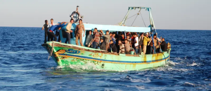 Palermo, approdano 61 migranti, salvati nel Canale di Sicilia, e 5 salme