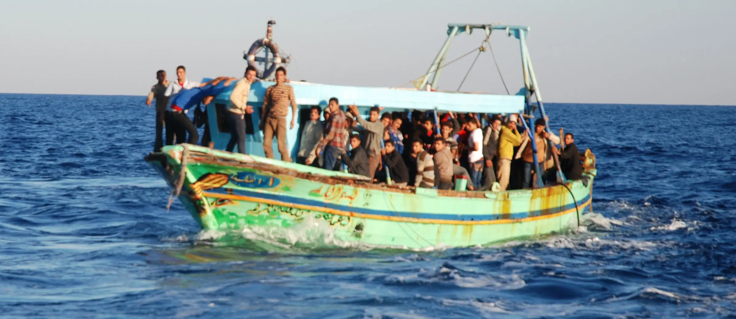 Palermo, approdano 61 migranti, salvati nel Canale di Sicilia, e 5 salme