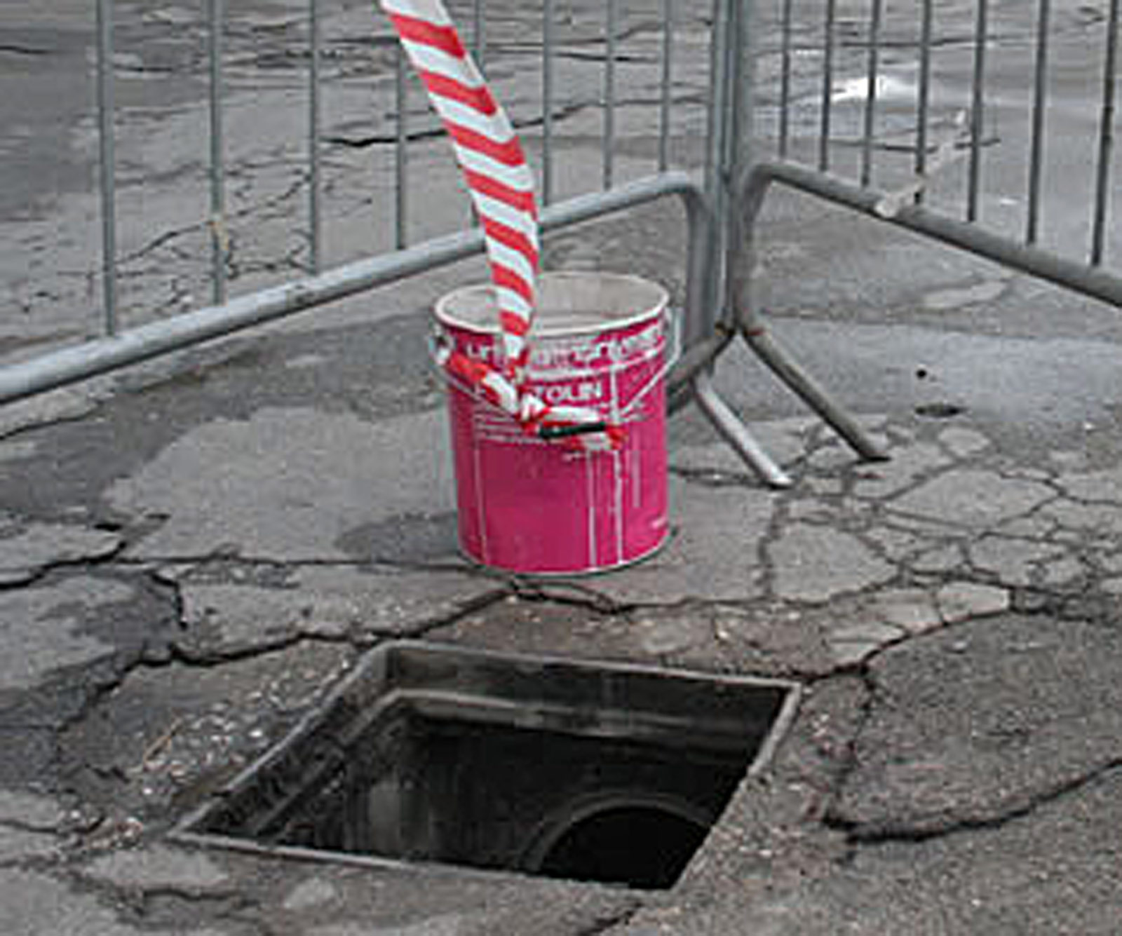 Bimbo cade in un tombino: salvato da un passante