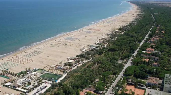 Rimini, albergatori contro "meteo-terroristi": andranno in tribunale