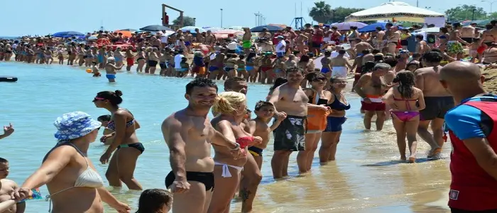 Pane e Pomodoro: una catena umana per salvare la spiaggia