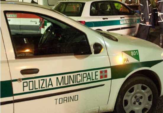 Torino: automobile travolge coppia, conducente rischia il linciaggio