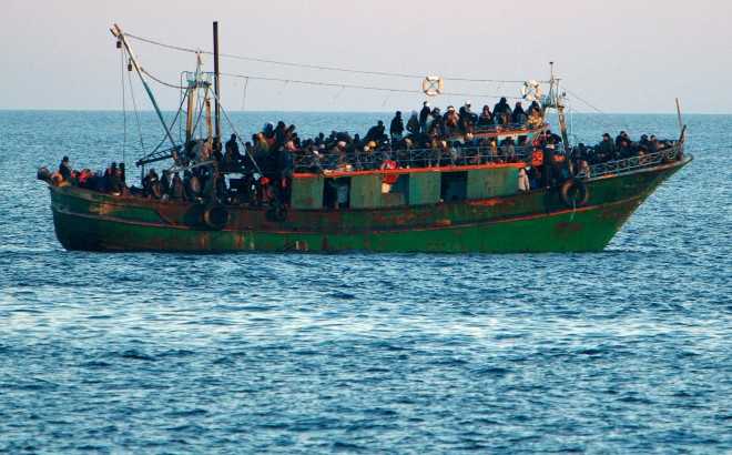 Lampedusa, soccorso un barcone: 19 morti asfissiati nella stiva