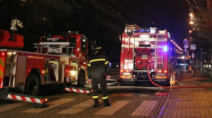 Bologna, ubriaco si addormenta sul davanzale: salvato dai Vigili del Fuoco