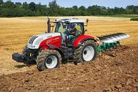 Trattore agricolo si ribalta e schiaccia il conducente