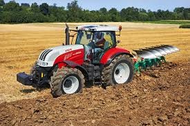 Trattore agricolo si ribalta e schiaccia il conducente