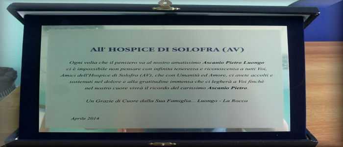 Una targa per ringraziare gli operatori dell'Hospice di Solofra