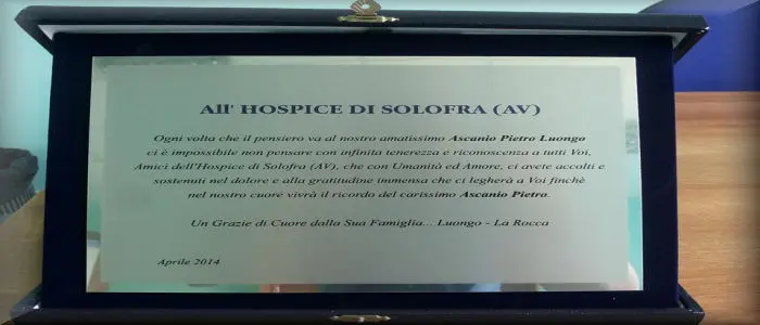 Una targa per ringraziare gli operatori dell'Hospice di Solofra