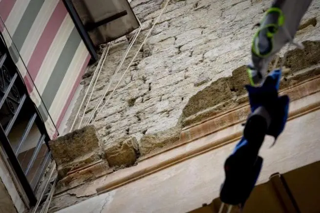 Altro crollo nel capoluogo campano: un ferito