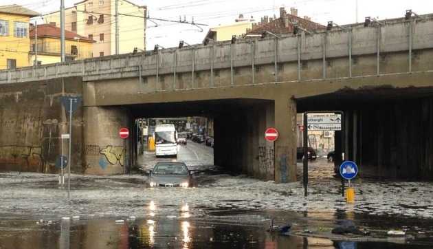 Pavia: dopo l'inferno di acqua, grandine, fulmini e vento si contano i danni