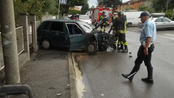 Ferrara: ruba un'auto, si schianta contro un palo e scappa