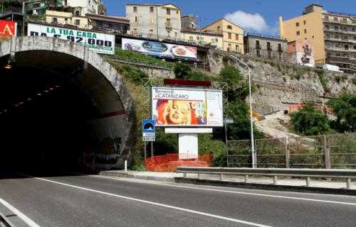 Catanzaro: grande pannello dedicato a "Mimmo Rotella" all'imbocca della galleria del San Giovanni