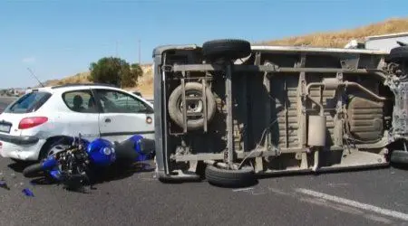 Incidente alle porte di Cagliari, tre feriti dopo uno scontro tra auto, moto e camion