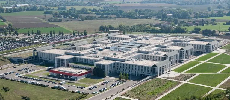 Modena, auto sbanda e investe anziano mentre pota la siepe