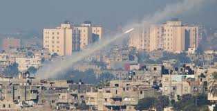 Gaza: raid di Israele provoca almeno 14 morti. Intercettato razzo diretto a Tel Aviv
