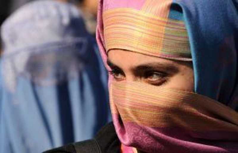 Giovane musulmana decide di lasciare il marito, parenti tentano di rapirla