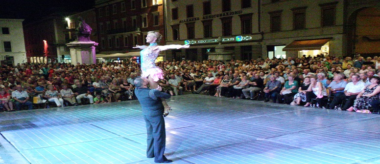 Rimini, il I "Trofeo di Ballo Città di Rimini" riempie piazza Cavour