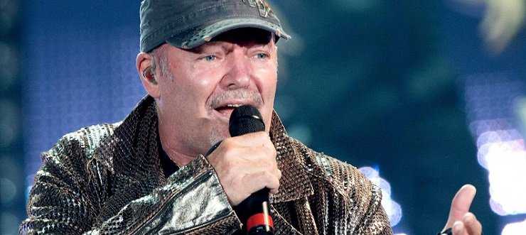 Vasco Rossi trionfa a San Siro e al suo pubblico dice "la rivoluzione siete voi"