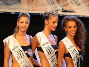 Sfila con la cicatrice, la miss picchiata dal fidanzato torna a vincere un concorso di bellezza