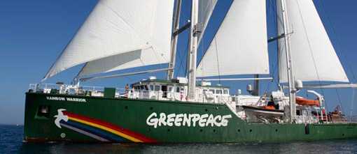 Greenpeace a Mondello: "Un mare di bugie - Crocetta regala il nostro mare ai petrolieri"