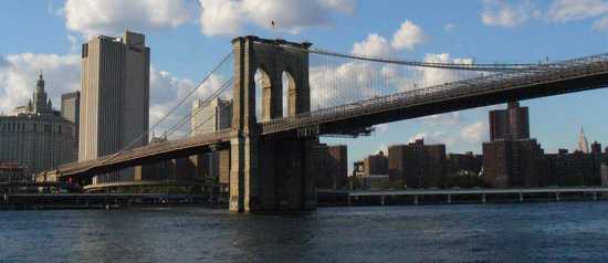Maltempo fa crollare rivestimento del ponte di Brooklyn: 5 feriti