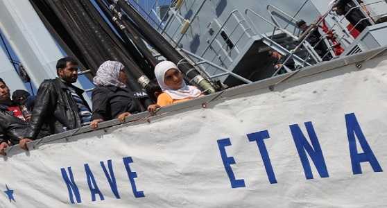 Emergenza immigrazione: la nave Etna attracca al porto di Salerno