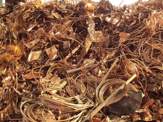 Colpo gobbo nel cimitero di Ceranesi: deliquenti rubano rame