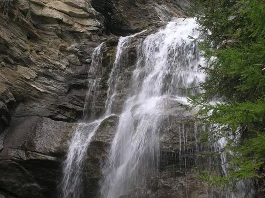 Incidente sulle cascate di Lillaz, muore un 15enne inglese a seguito di un tuffo